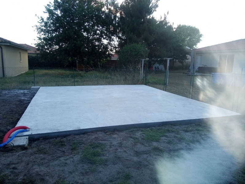 Comment assurer solidité et durabilité avec une dalle bien préparée dans la construction d'un garage en bois à Mimizan