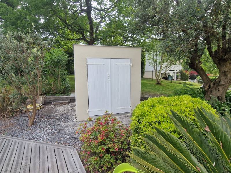 Pool house sur mesure avec toit plat par Pierrick Thebault près de Parentis-en-Born