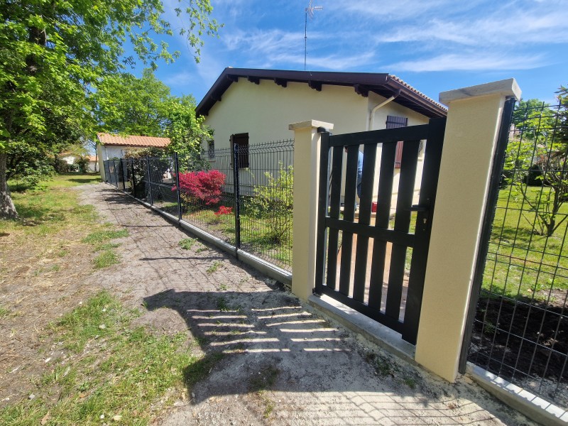 Réalisation d'une clôture en grillage rigide avec plaques de soubassement en béton à Biscarrosse