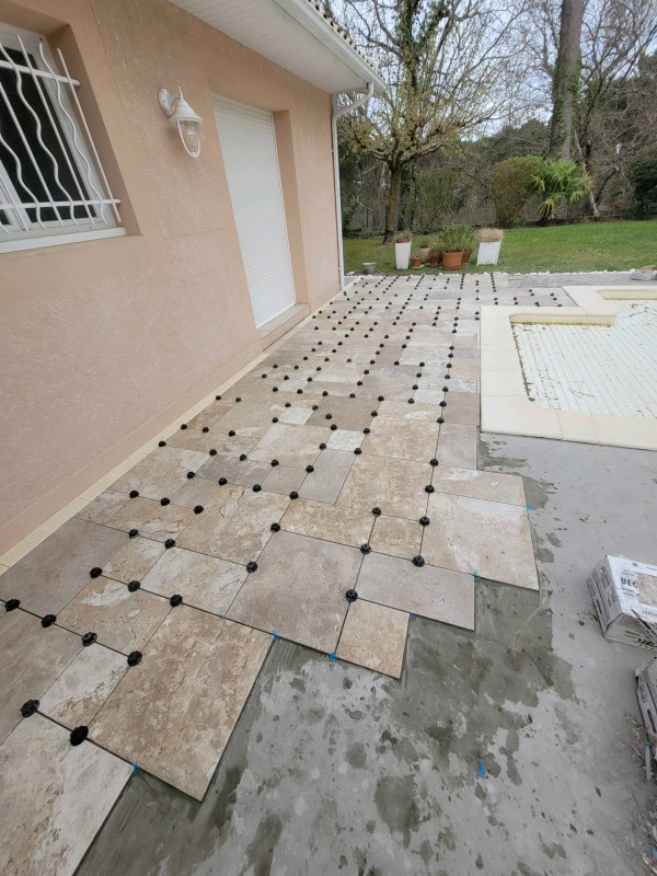 Remplacement de carrelage sur une terrasse dans une propriété située près de Biscarrosse