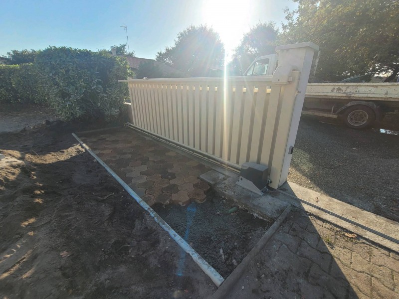 Mise en place d'un pavage sur une entrée de portail située dans les Landes