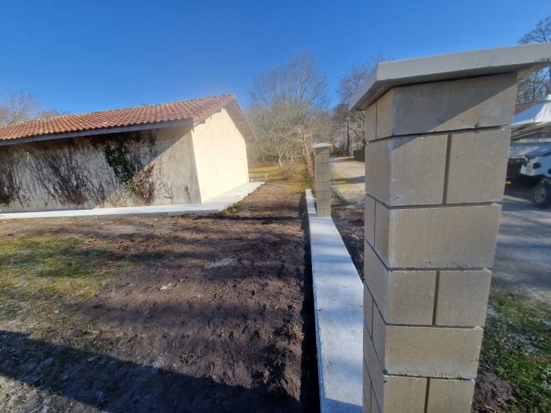 Réalisation d'une entrée de portail et d'un trottoir en béton autour d’une maisonnette à Parentis-en-Born