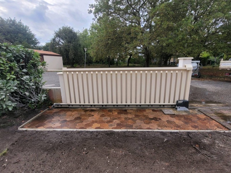 Comment réaliser un pavage sur une entrée de portail située à Biscarrosse