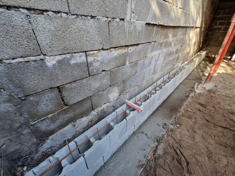 Construction par un professionnel d'un mur de soutènement sur un garage situé à Arcachon