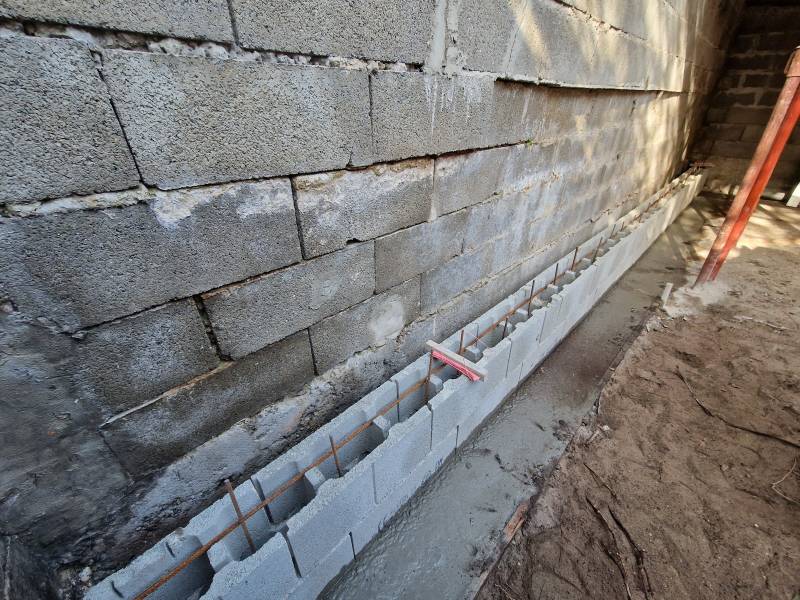 Pourquoi est-il crucial de réaliser un mur de soutènement en béton sur un garage près de Biganos en Gironde pour garantir sa stabilité structurelle face aux risques naturels 