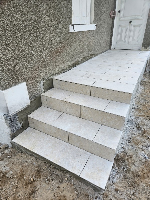 petit escalier avec allée en béton sur mesure et revêtement carrelage à Arcachon