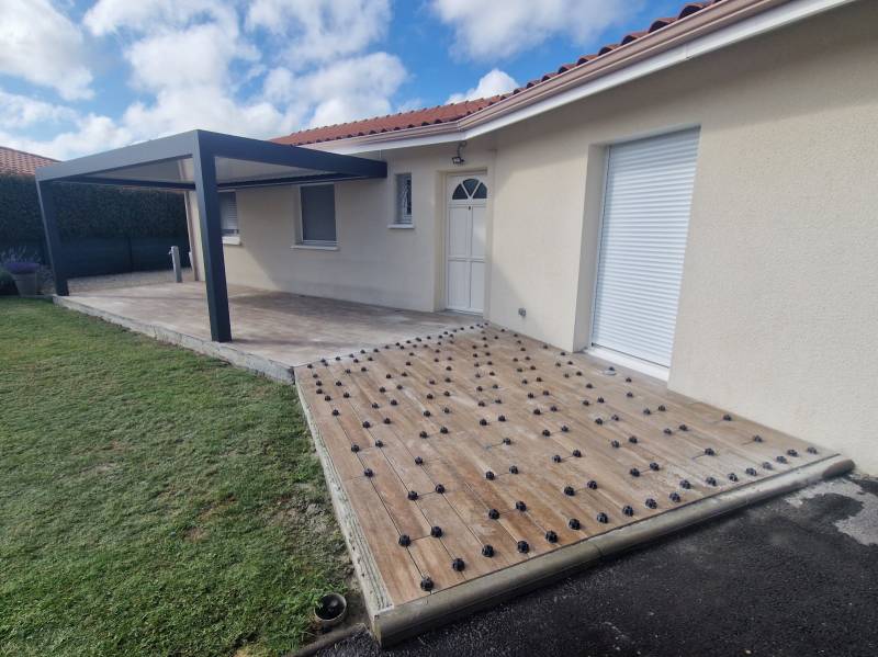 Terrasse en béton et carrelage sur mesure par Pierrick Thebault près de Mézos