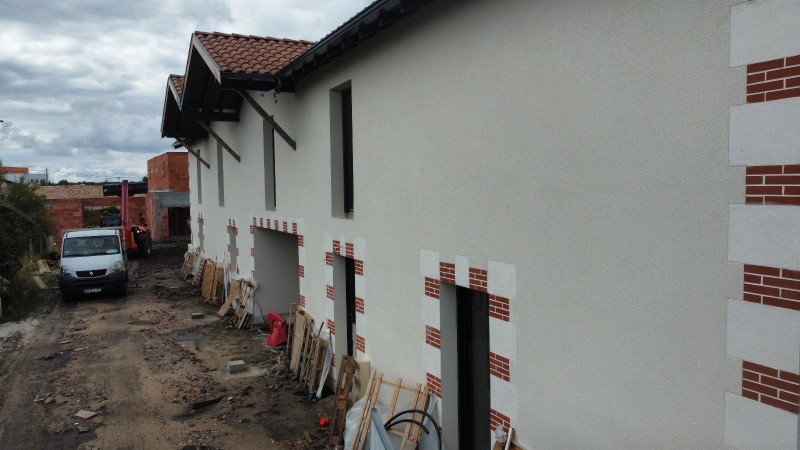 Reconstruire trois logements résidentiels modernes de type T3 avec étage pour plus d’espace à La Teste-de-Buch