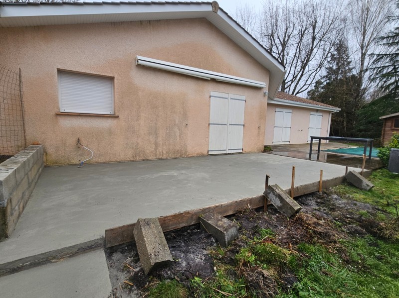 Rénovation en carrelage d'une ancienne terrasse avec pose de chape en mortier fibre de qualité à Mios en Gironde