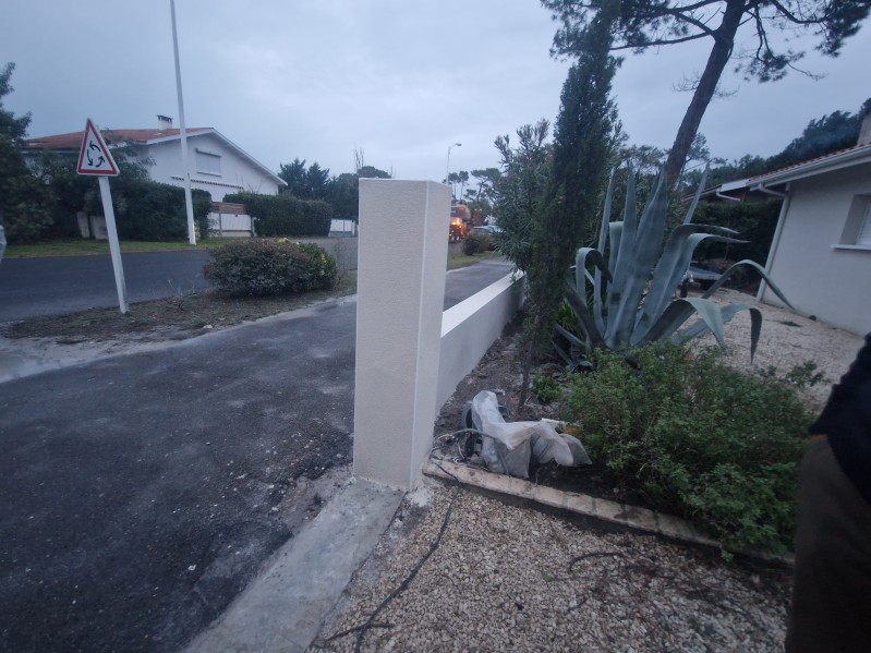 Reconstruire en parpaing la clôture dégradée d’une propriété située à Mimizan