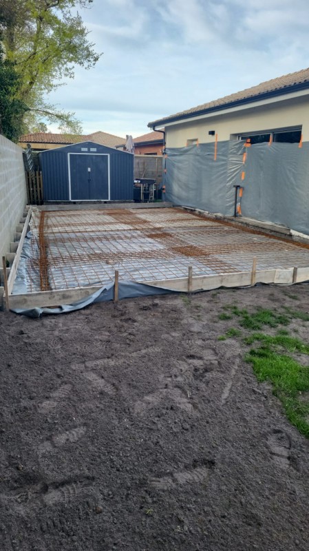 Réalisation d'une terrasse en béton avec fondations sur une maison neuve par Pierrick Thebault à Saint-Paul-en-Born