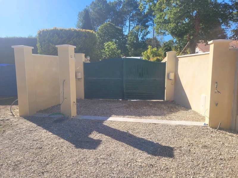 Entrée de portail avec portillon sur une maison située à Sanguinet