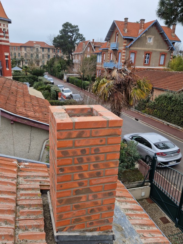 Restauration d'une cheminée en briquettes sur une maison à Arcachon par Pierrick Thebault